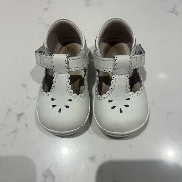 Angel Baby by L' Amour Dottie Scalloped T-Strap Mary Jane in White Size 2 - Picture 1 of 9